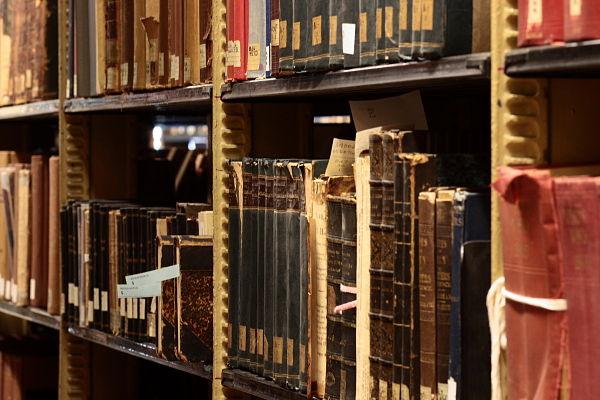 Bookstacks in Sterling Memorial Library at Yale University. Credit: Wikimedia Commons